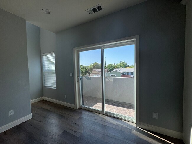 Foto del edificio - New Construction, All Solar, Three Bed, Th...