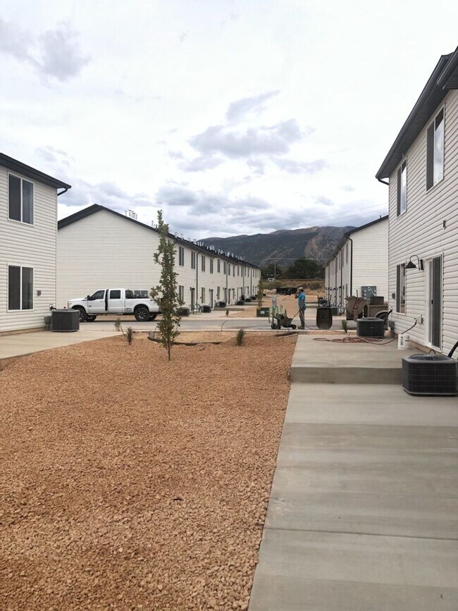 Foto del edificio - Comfortable and Spacious 4-Bedroom Townhome in Cedar City!
