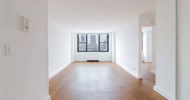 Building Photo - 242 E 26th St