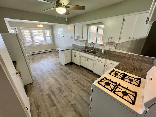 Building Photo - 6038 W Peterson Ave