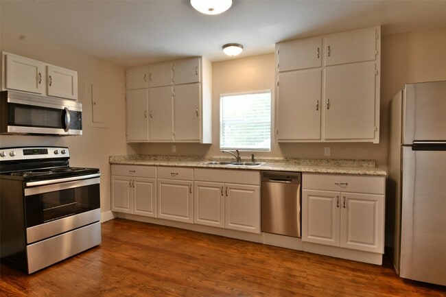 Building Photo - 409 E Austin St