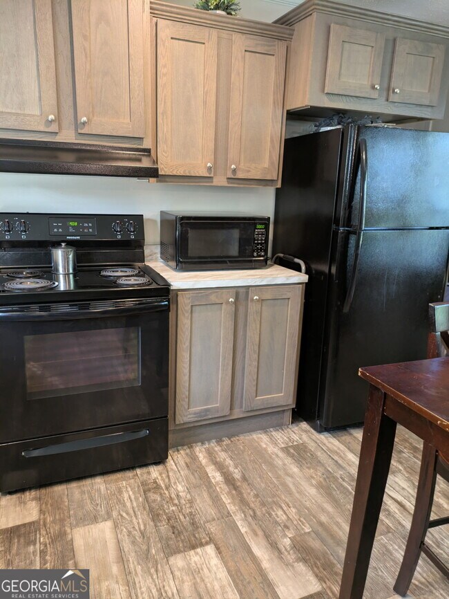 Building Photo - 255 Greenview Cir