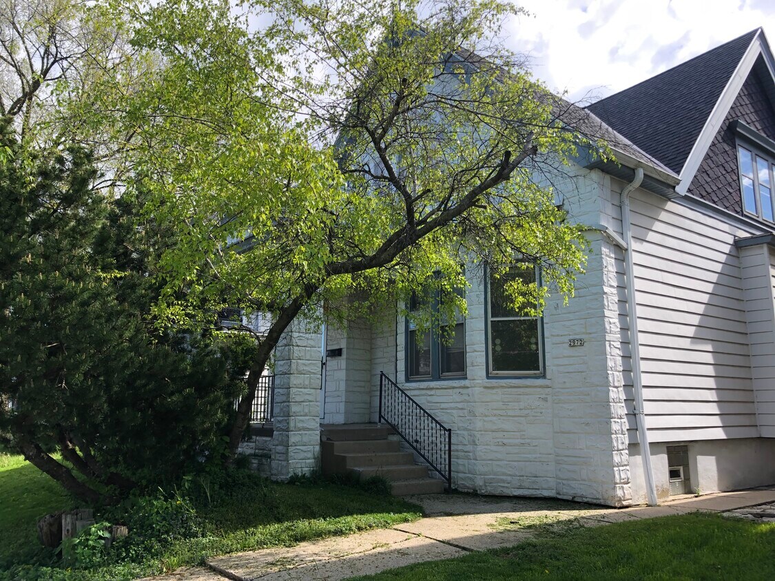3 Bed lower duplex, UWM - 2972 N Newhall St