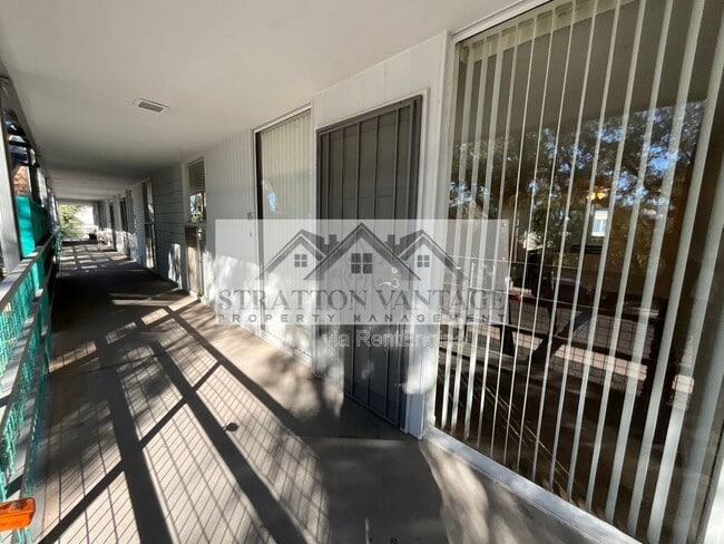 Foto del edificio - 6936 E 4th St