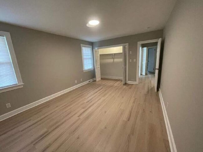 Building Photo - 3 Bedroom 1 Bath Totally Renovated Propoerty.