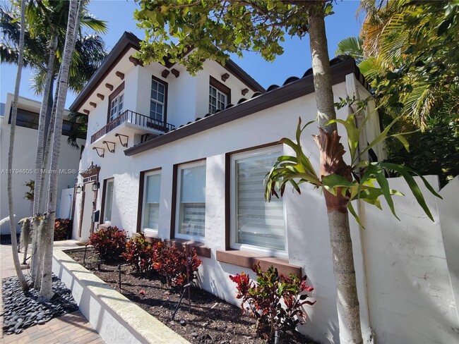 Building Photo - 1823 S Bayshore Ln