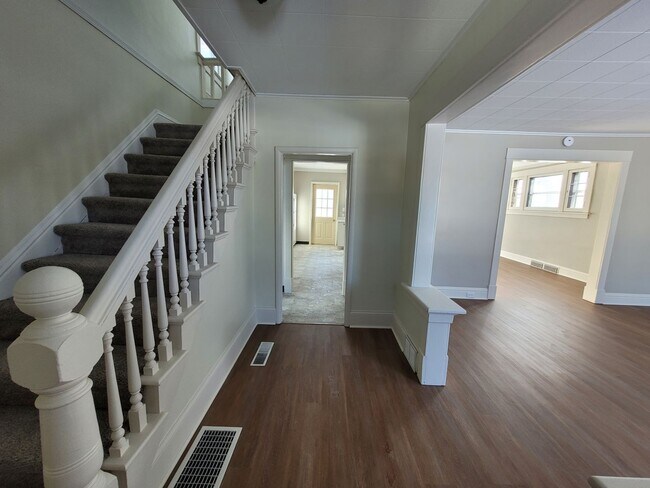 Building Photo - 3 Bedroom Single Family Home | Double Stal...