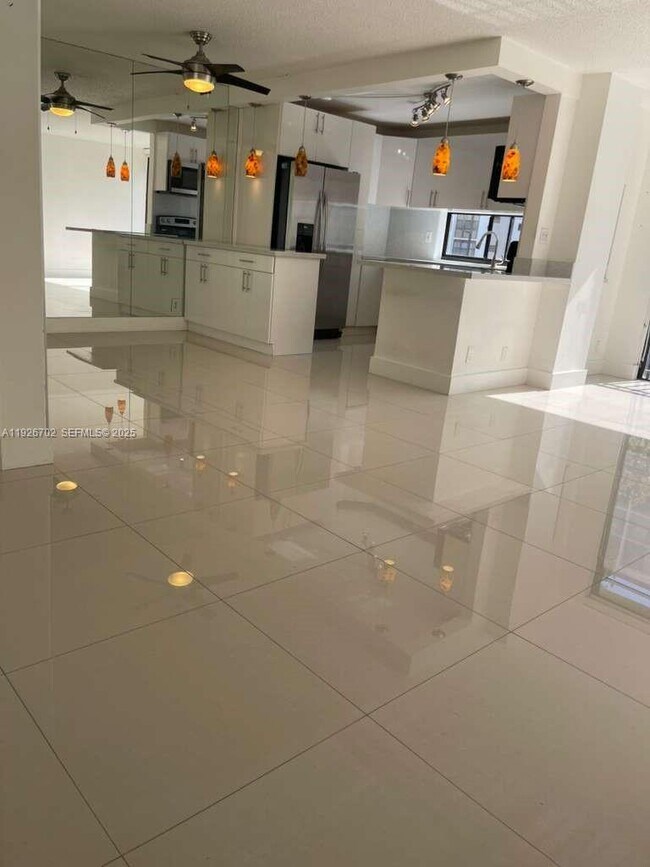 Foto del edificio - 17021 N Bay Rd