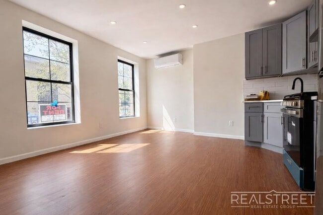 Foto del edificio - Sun-Filled 2 Bed / 2 Bath w/ King Primary, Walk-In Closet – Steps from Gates J