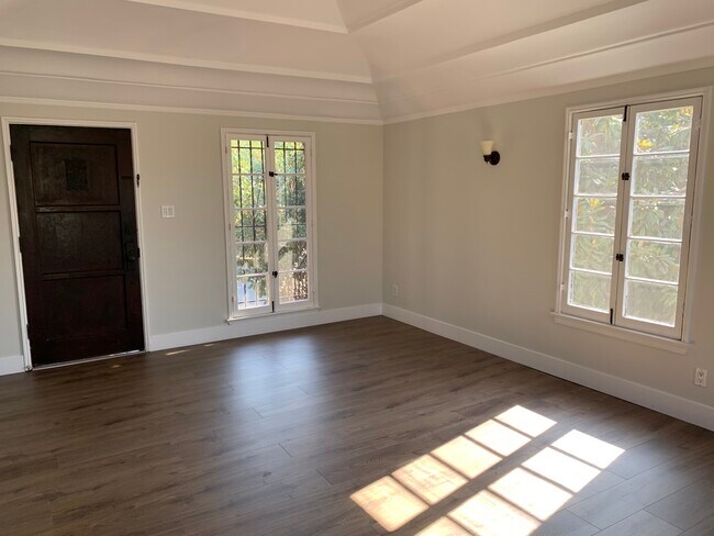 Sala de estar amplia y luminosa - 7557 Oakwood Ave