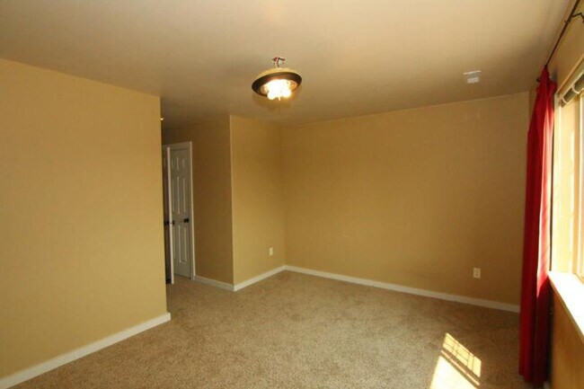 Building Photo - 935 Forest Glen Dr