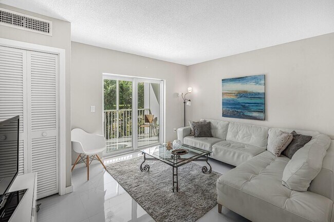 Foto del edificio - 200 E Royal Palm Rd