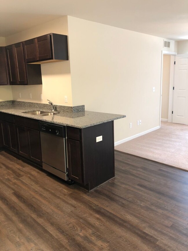 Building Photo - The Madison End Unit