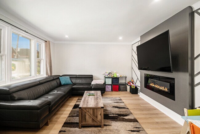 Building Photo - 13 Pinehurst Av