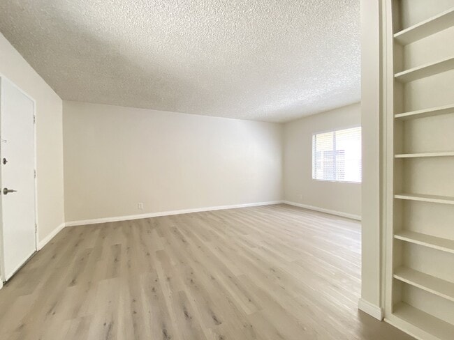 Building Photo - Newly Renovated Studio with Parking and La...