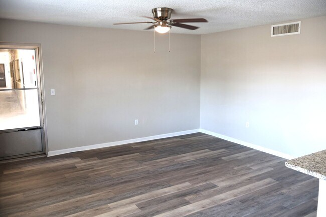 Foto del edificio - 6370 1st St N
