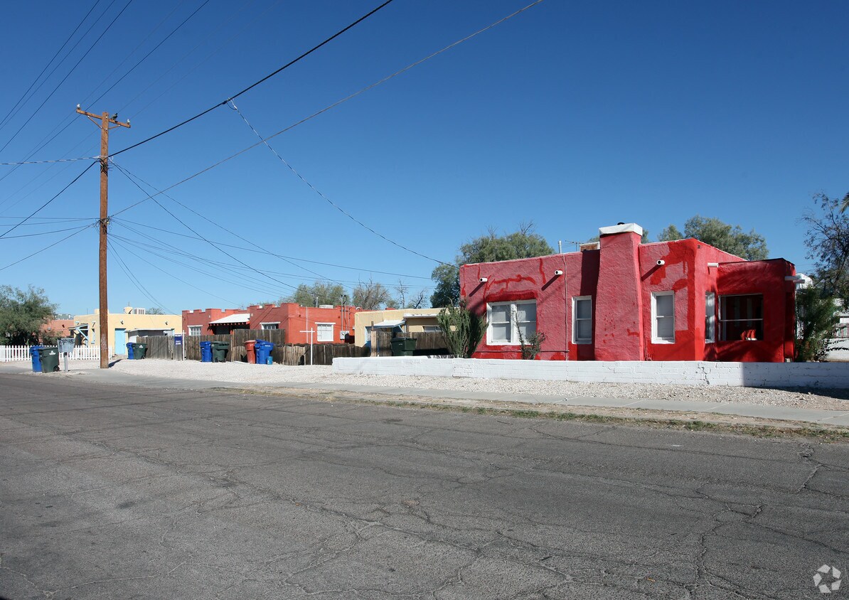 Primary Photo - 2701 N Stone Ave