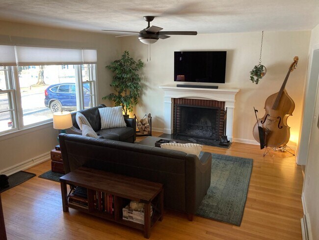 Foto del edificio - Updated 3-Bedroom Home in Dalton with Garage & Fenced Backyard – $2,800