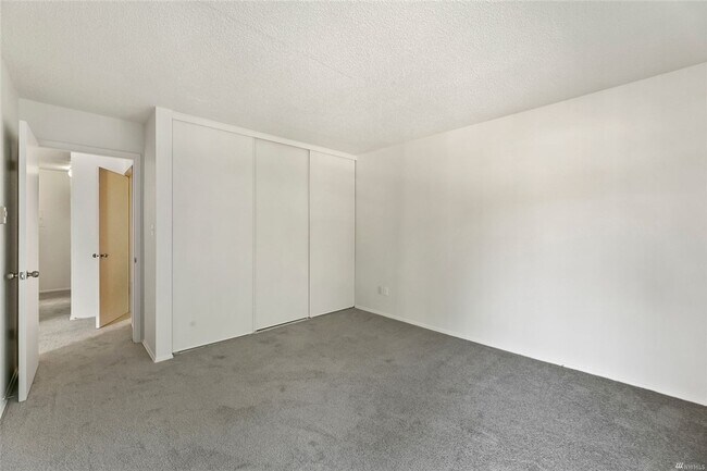 Foto del edificio - 1 bed, 1 bath at Triton Terrace.  Off stre...