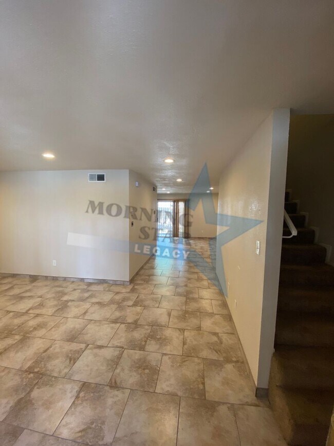 Building Photo - 3 bed condo W/ yard!