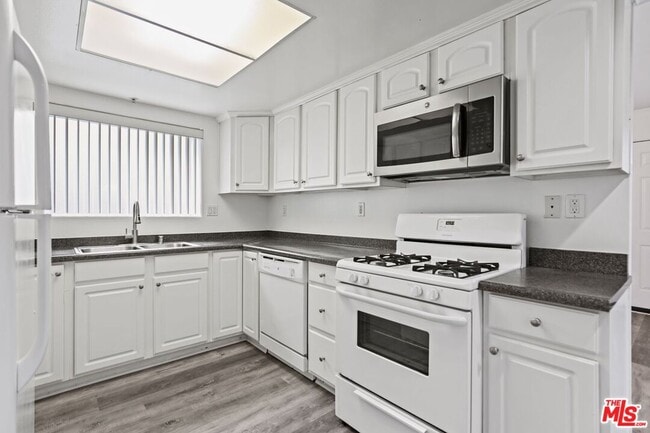 Building Photo - 1605 Stoner Ave