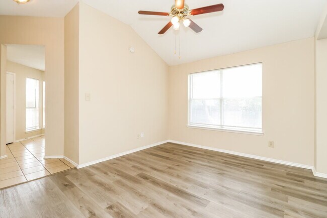 Foto del edificio - 4001 Periwinkle Dr