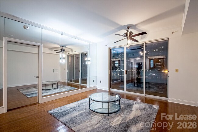 Foto del edificio - 300 W 5th St