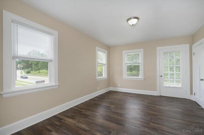 Foto del edificio - Bright 1-Bed in Clifton — Hardwood Floors, Off-Street Parking, Water Included