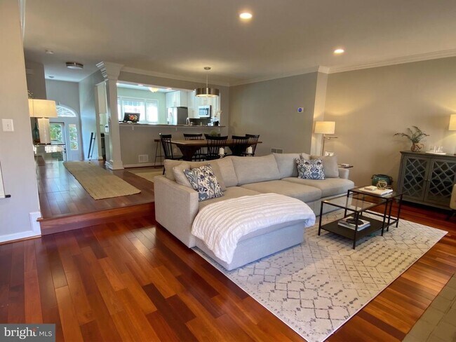 Foto del edificio - 216 Gretna Green Ct