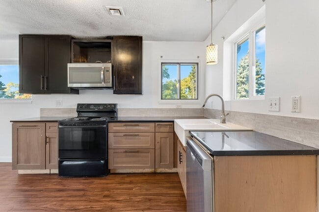 Foto del edificio - 4BR w/ Driveway Parking near Denver Zoo & City Park