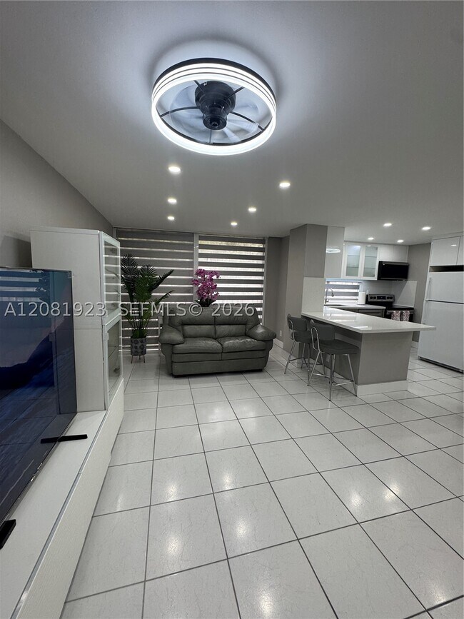 Foto del edificio - 17011 N Bay Rd