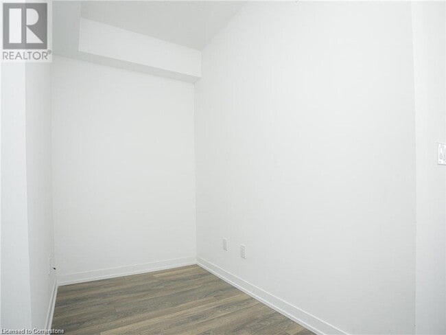 Photo du bâtiment - 550 N Service Rd