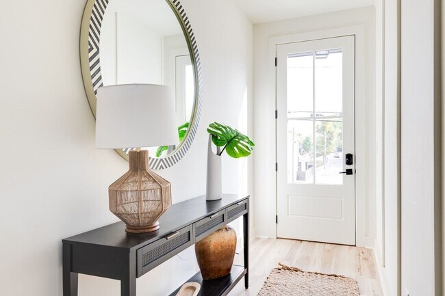 Foto del edificio - Fully Furnished - Designer Home (Flexible Lease Options)