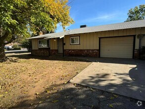 Building Photo - 5546-5548 Palmdale Way