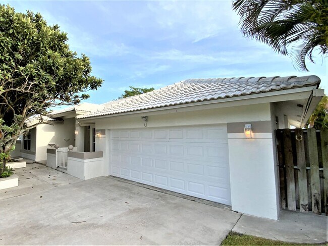 Building Photo - 9621 Carousel Cir N