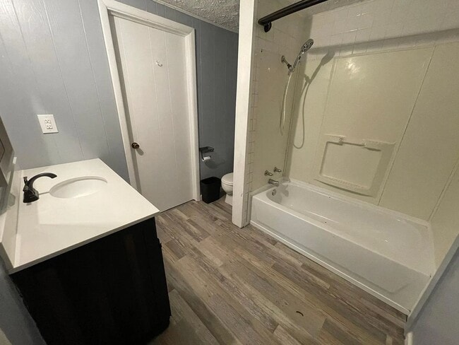 Building Photo - Charming 3-Bedroom 1.5 Bath Cottage-Style ...