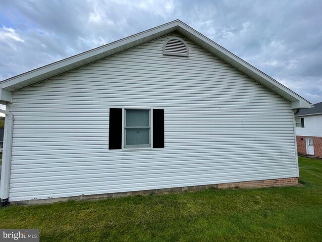 Building Photo - 73 Garden Dr