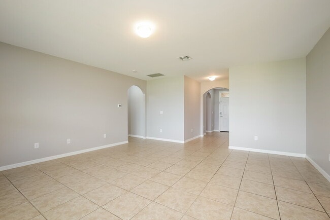 Building Photo - 2520 SW 15th Pl