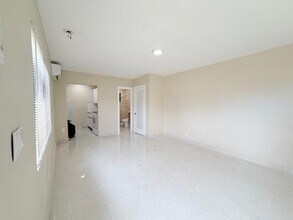 Building Photo - 53 NE 16th Pl