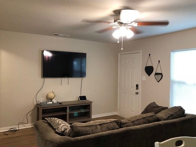 Foto del edificio - Move in Ready - 3 bedroom 2 bath 1 car garage