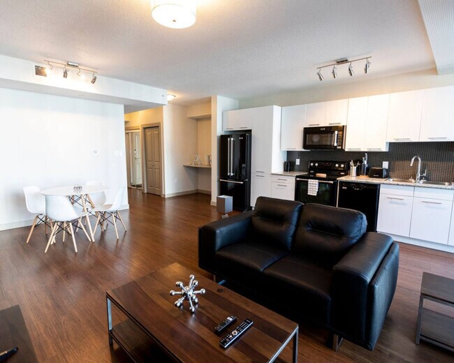 Photo du bâtiment - 10823 Jasper Ave