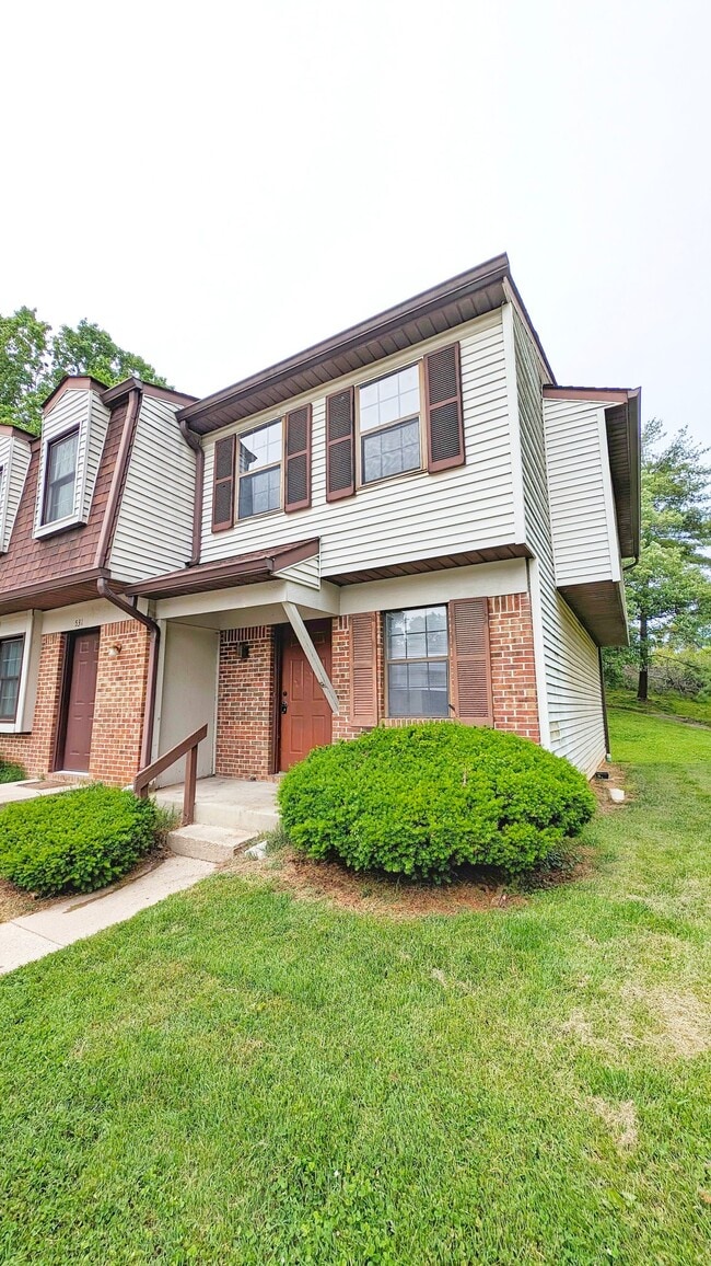 Building Photo - 577 E Graham Pl