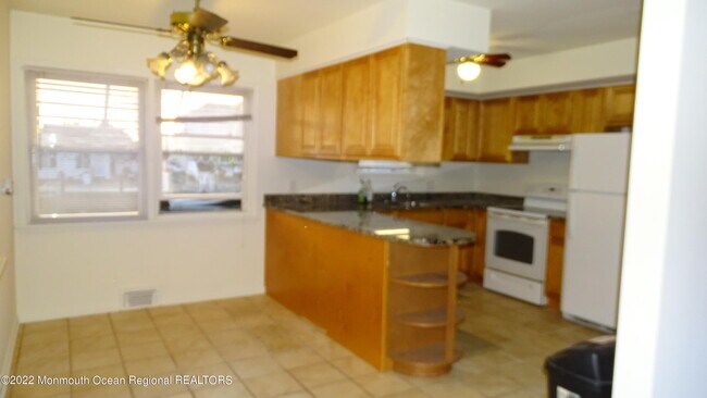 Building Photo - 590 Bayview Dr