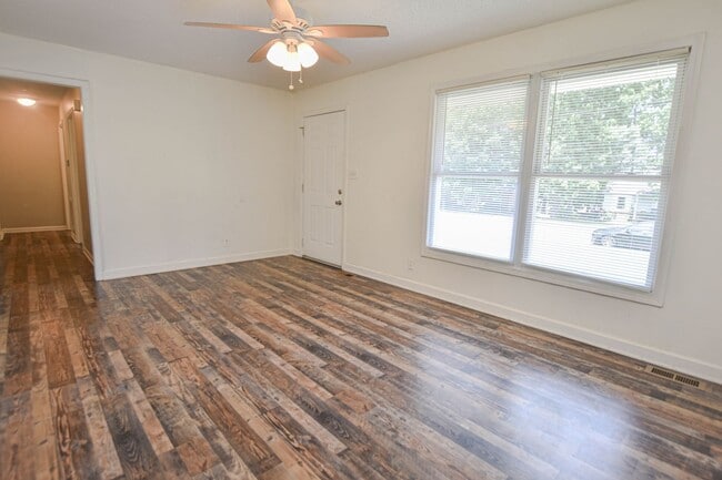 Building Photo - Updated Three Bedroom!
