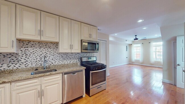 Foto del edificio - 652 Newton Pl NW