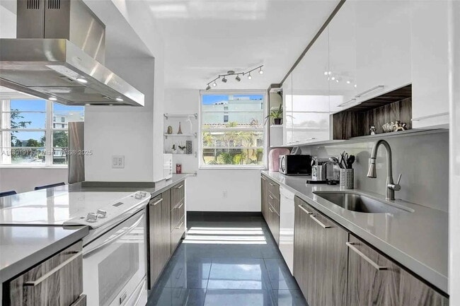 Foto del edificio - 9180 W Bay Harbor Dr