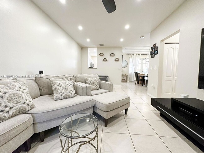 Photo - 130 Riverwalk Cir House