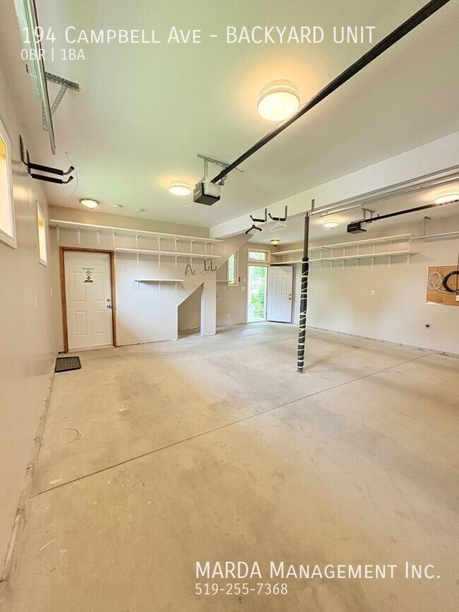 Photo du bâtiment - CHARMING NEWLY RENOVATED 2-LEVEL BACHELOR ...