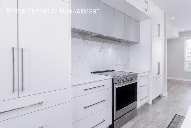 Building Photo - Modern 3 Beds, 2.5 Baths TownHouse | Avail...