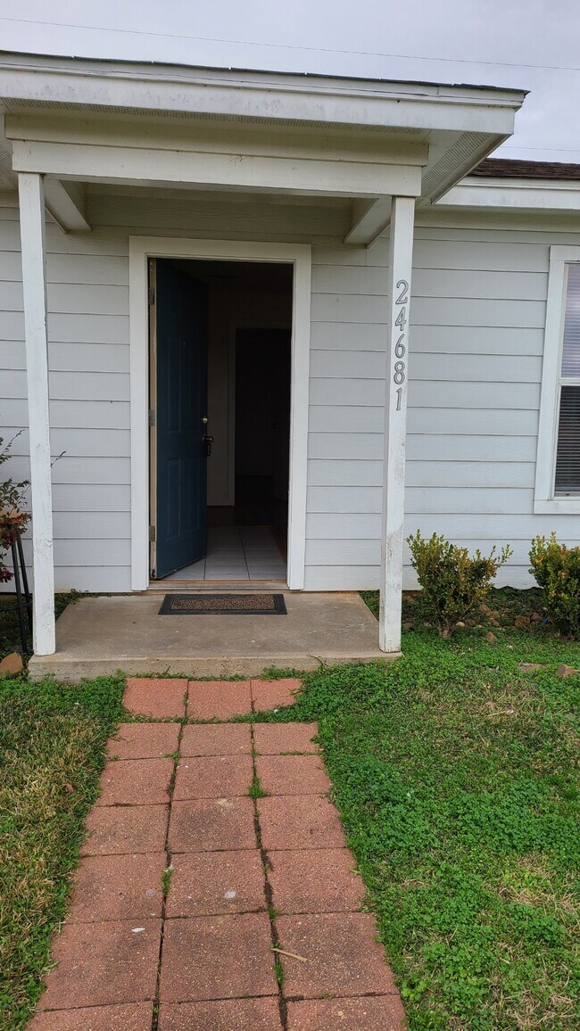 Foto del edificio - 24677 Richards Rd